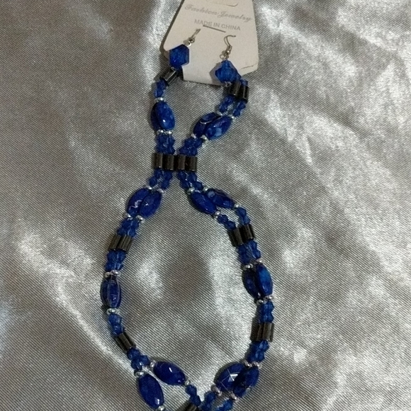 Jewelry - Cute magnetic blue 💙 necklace and earrings
